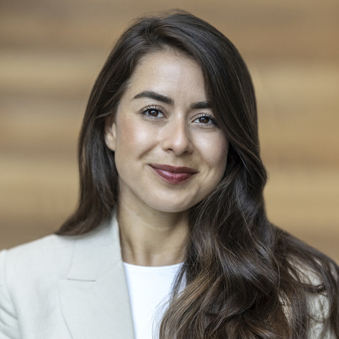 Esma Güzel Finance & Operations Manager bij Cognito Media vertelt in het klantverhaal hoe zij haar collega's meer vrijheid kon geven met behulp van Payhawk